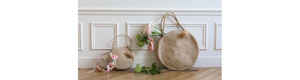 Baskets and bags in natural raffia hand-crocheted in Madagascar